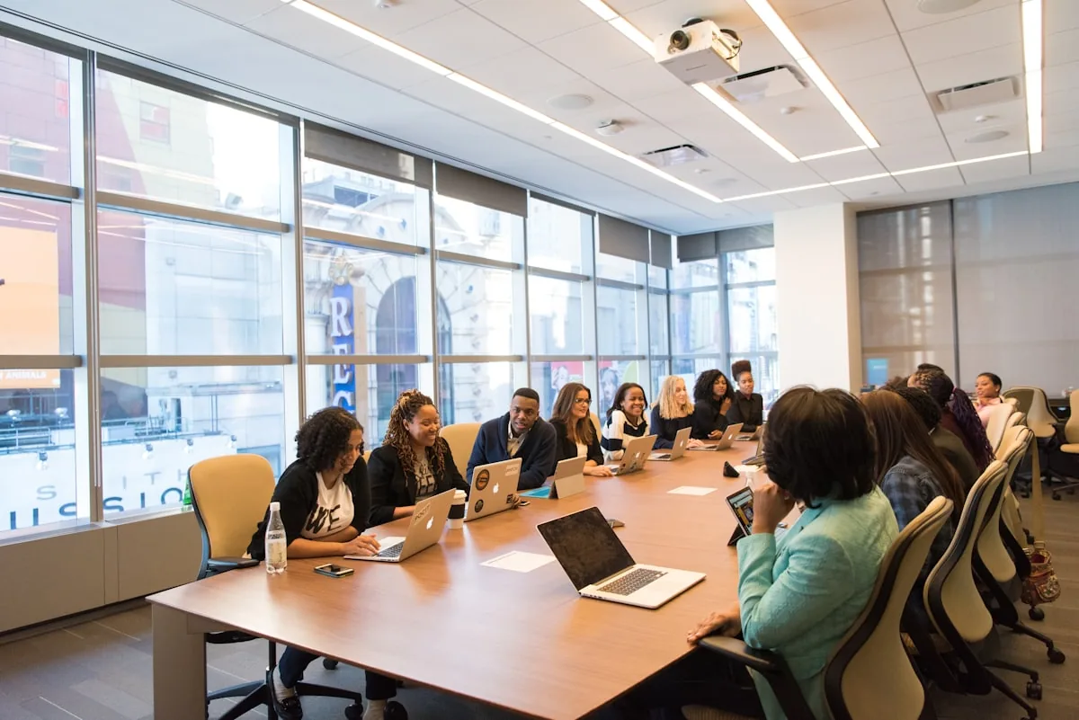 Equipe em reunião de trabalho